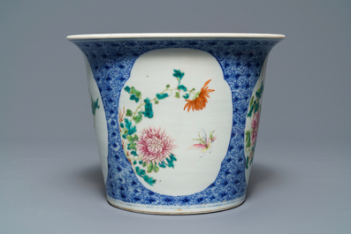 Een Chinese famille rose jardini&egrave;re op onderschotel met floraal decor, Guangxu merk, Republiek, 20e eeuw