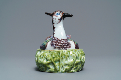 Een polychrome Delftse botervloot in de vorm van een kievit, 18e eeuw