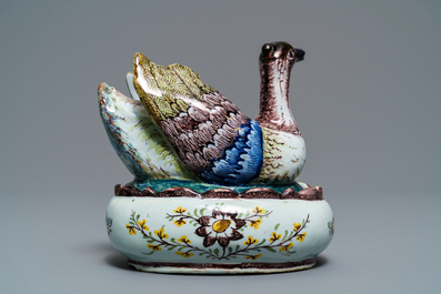 Een polychrome Delftse botervloot in de vorm van een kievit, 18e eeuw