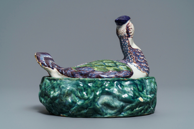 Een polychrome Delftse botervloot in de vorm van een kievit, 18e eeuw