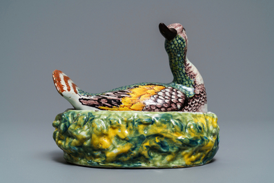 Een polychrome Delftse botervloot in de vorm van een kievit, 18e eeuw