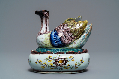 Een polychrome Delftse botervloot in de vorm van een kievit, 18e eeuw
