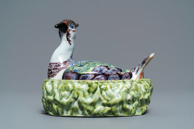 Een polychrome Delftse botervloot in de vorm van een kievit, 18e eeuw