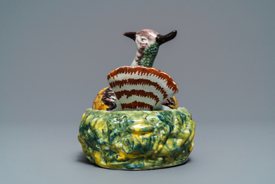 Een polychrome Delftse botervloot in de vorm van een kievit, 18e eeuw