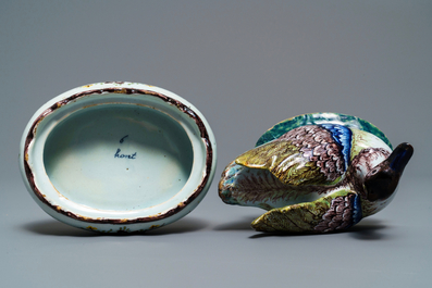 Een polychrome Delftse botervloot in de vorm van een kievit, 18e eeuw