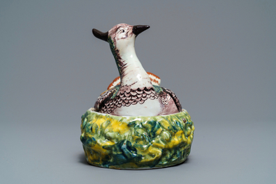 Een polychrome Delftse botervloot in de vorm van een kievit, 18e eeuw