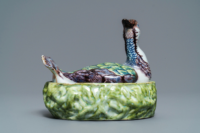 Een polychrome Delftse botervloot in de vorm van een kievit, 18e eeuw