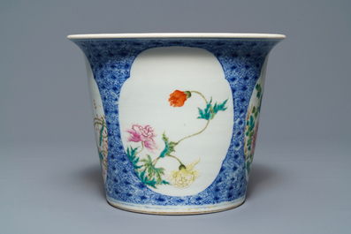 Een Chinese famille rose jardini&egrave;re op onderschotel met floraal decor, Guangxu merk, Republiek, 20e eeuw
