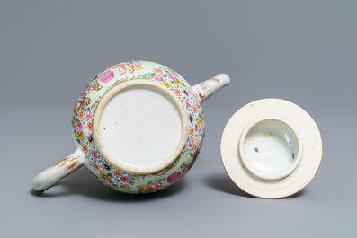 Een Chinese famille rose theepot met mandarijns decor, Qianlong