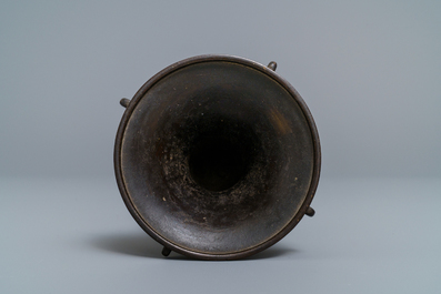 Un vase de forme 'gu' en bronze &agrave; d&eacute;cor en relief, Chine, 18/19&egrave;me