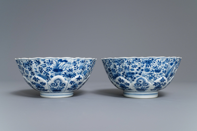 Une paire de bols en porcelaine de Chine bleu et blanc, marque de Chenghua, Kangxi
