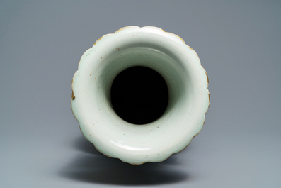 Een Chinese qianjiang cai en famille rose celadon vaas, 19e eeuw