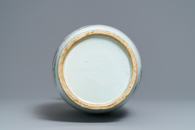 Un vase en porcelaine de Chine famille rose &agrave; double d&eacute;cor, 19/20&egrave;me