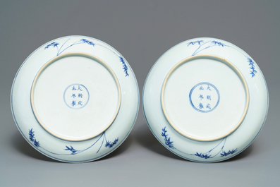Een paar Chinese blauw-witte borden met de Cao zussen, Chenghua merk, Yongzheng