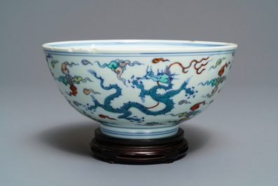 Een Chinese doucai 'draken' kom, Chenghua merk, Kangxi
