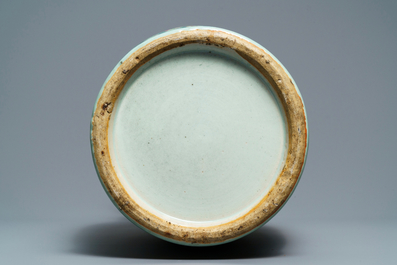Een Chinese qianjiang cai en famille rose celadon vaas, 19e eeuw