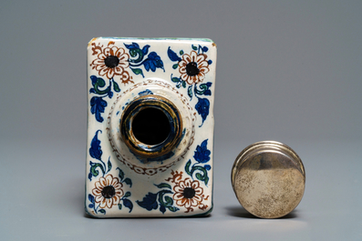 Une bo&icirc;te &agrave; th&eacute; en fa&iuml;ence de Delft en palette cachemire &agrave; d&eacute;cor de chinoiserie, 17/18&egrave;me