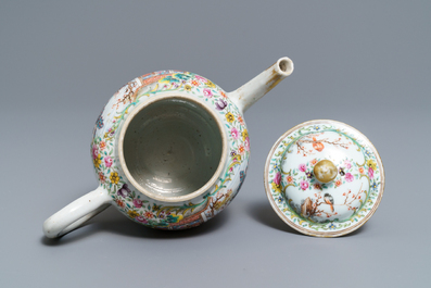 Een Chinese famille rose theepot met mandarijns decor, Qianlong