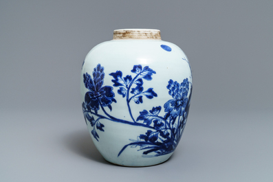Een Chinese blauw-witte pot met vogels bij bloesems, Transitie periode