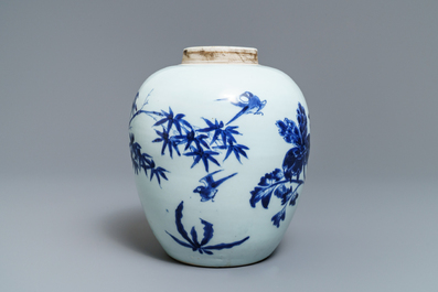 Een Chinese blauw-witte pot met vogels bij bloesems, Transitie periode