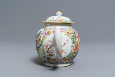Een Chinese famille rose theepot met mandarijns decor, Qianlong