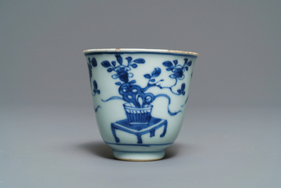 Vijf Chinese blauw-witte koppen en schotels met floraal decor, Kangxi