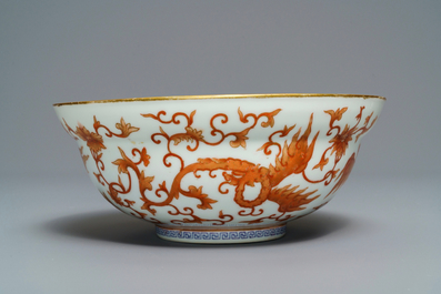 Un bol en porcelaine de Chine rouge de fer &agrave; d&eacute;cor de ph&eacute;nix, 19&egrave;me