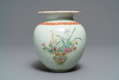 Een Chinese famille rose vaas met bloemvazen, Qianlong merk, Republiek