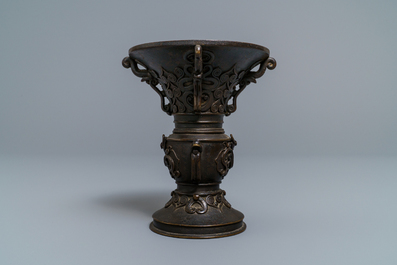 Un vase de forme 'gu' en bronze &agrave; d&eacute;cor en relief, Chine, 18/19&egrave;me