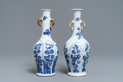 Une paire de vases en porcelaine de Chine bleu et blanc, Kangxi
