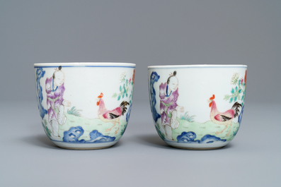 Een paar Chinese famille rose 'chicken' cups, Qianlong merk, late Qing of Republiek