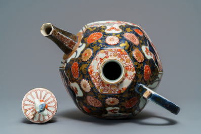 A large Japanese Imari jug and cover, Edo, 17th C.