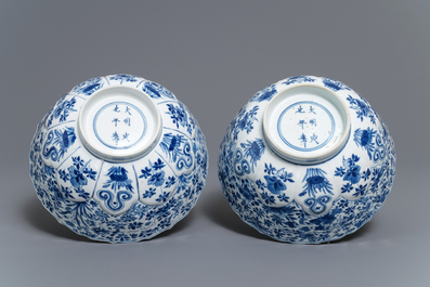 Une paire de bols en porcelaine de Chine bleu et blanc, marque de Chenghua, Kangxi