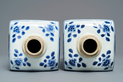Une paire de bo&icirc;tes &agrave; th&eacute; en porcelaine de Chine bleu et blanc, Kangxi