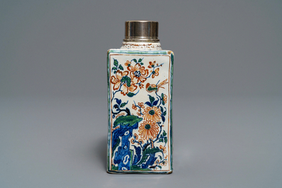 Une bo&icirc;te &agrave; th&eacute; en fa&iuml;ence de Delft en palette cachemire &agrave; d&eacute;cor de chinoiserie, 17/18&egrave;me