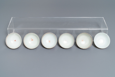 Elf Chinese famille rose koppen, acht schotels, een theepot en een vaas met mandarijns decor, Qianlong