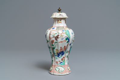 Een Chinese famille verte dekselvaas met fabeldieren, Kangxi