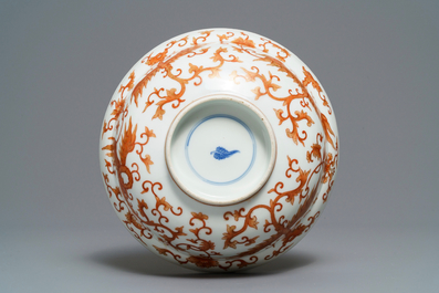 Un bol en porcelaine de Chine rouge de fer &agrave; d&eacute;cor de ph&eacute;nix, 19&egrave;me