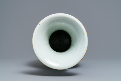 Un vase en porcelaine de Chine famille rose &agrave; double d&eacute;cor, 19/20&egrave;me