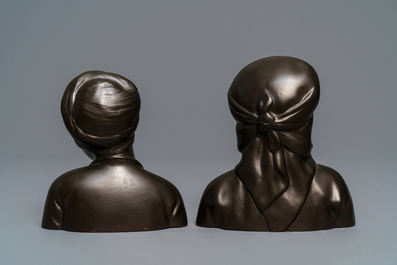 Een paar Chinese bronzen 'Culturele Revolutie' bustes, 3e kwart 20e eeuw