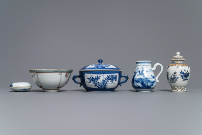 Une collection vari&eacute;e en porcelaine de Chine bleu et blanc et famille rose, Kangxi et apr&egrave;s