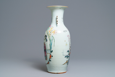 Un vase en porcelaine de Chine famille rose &agrave; double d&eacute;cor, 19/20&egrave;me