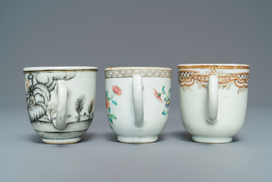 Cinq tasses et soucoupes et une th&eacute;i&egrave;re en porcelaine de Chine famille rose et grisaille, Yongzheng/Qianlong