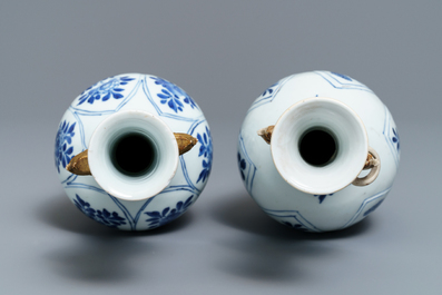 Une paire de vases en porcelaine de Chine bleu et blanc, Kangxi