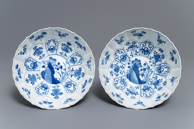 Une paire de bols en porcelaine de Chine bleu et blanc, marque de Chenghua, Kangxi