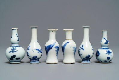 Neuf vases miniatures en porcelaine de Chine bleu et blanc et deux pi&egrave;ces en 'Amsterdams bont', Kangxi et apr&egrave;s