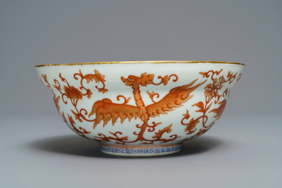 Un bol en porcelaine de Chine rouge de fer &agrave; d&eacute;cor de ph&eacute;nix, 19&egrave;me