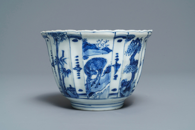 A Chinese blue and white kraak porcelain 'crow' cup, Wanli