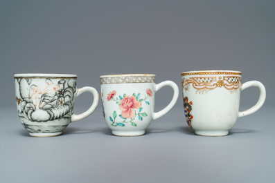 Cinq tasses et soucoupes et une th&eacute;i&egrave;re en porcelaine de Chine famille rose et grisaille, Yongzheng/Qianlong