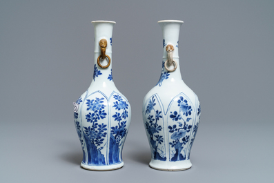 Une paire de vases en porcelaine de Chine bleu et blanc, Kangxi